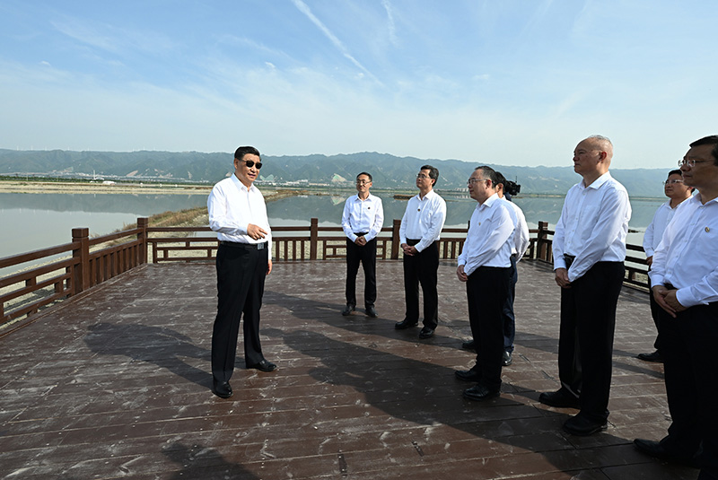 5月16日下午，中共中央总书记、国度主席、中央军委主席习近平在前往陕西西安主持中国－中亚峰会途中，在山西运城盐湖调查。